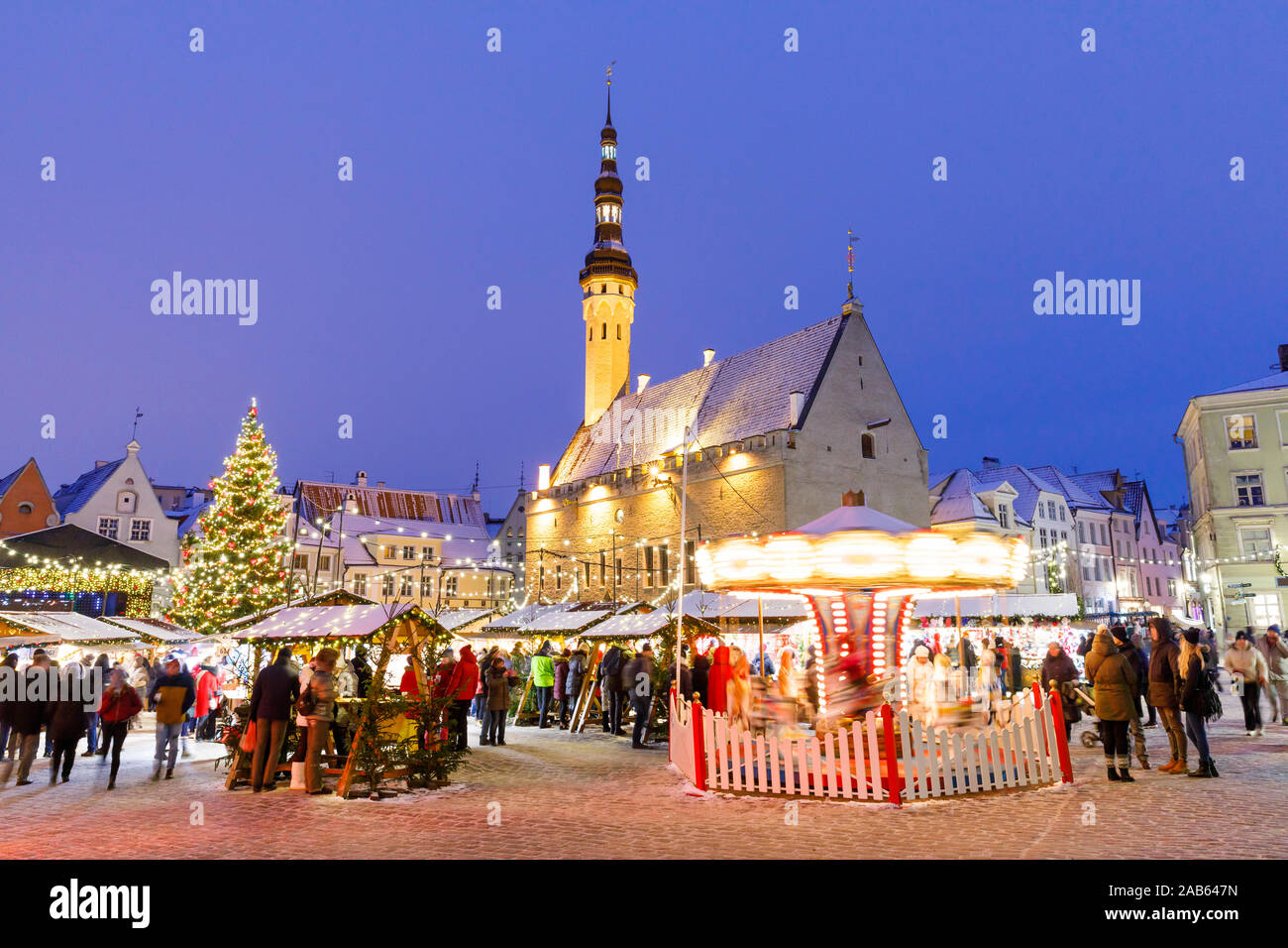 TALLINN, ESTONIE - le 22 décembre 2018 : visite du marché de Noël dans la vieille ville de Tallinn, capitale de l'Estonie le 22 décembre 2018 Banque D'Images