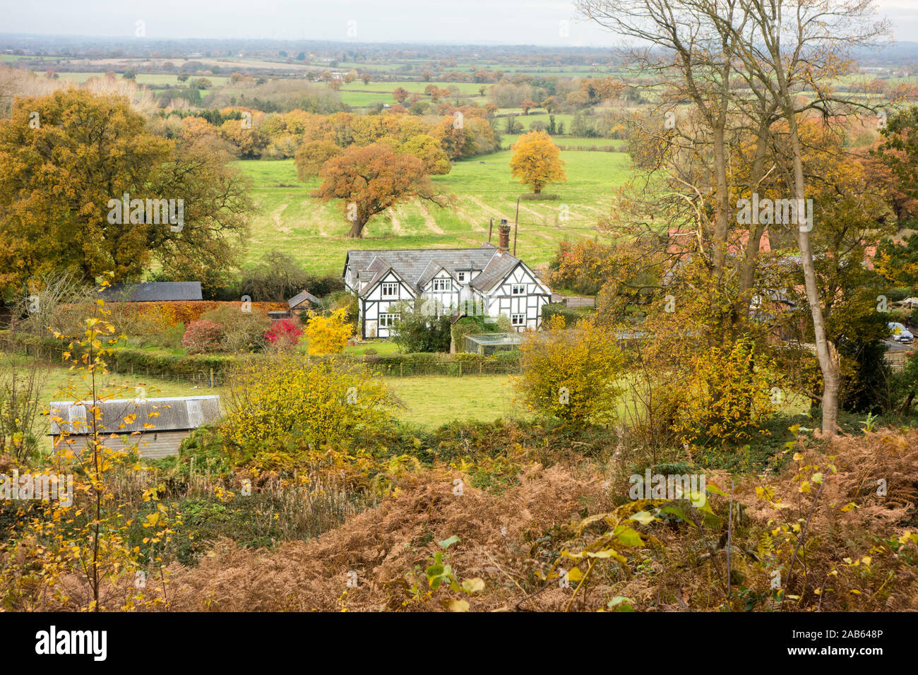 Vue d'un chalet noir et blanc de la piste de grès à Bickerton Hills un sentier qui traverse la campagne du Cheshire à 34 miles Banque D'Images