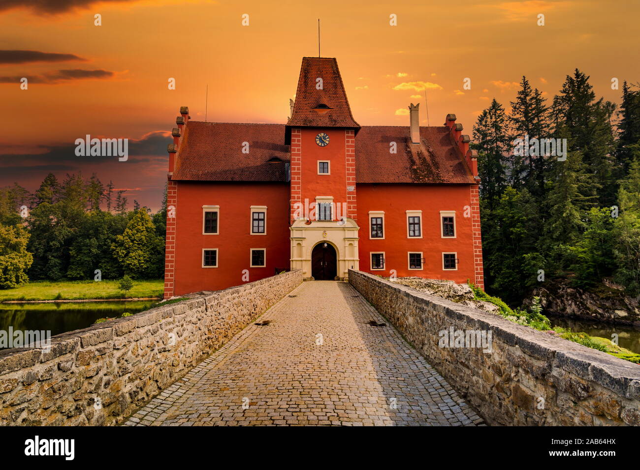 Le château de Cervena Lhota rouge sur un coucher de soleil. République tchèque. Banque D'Images