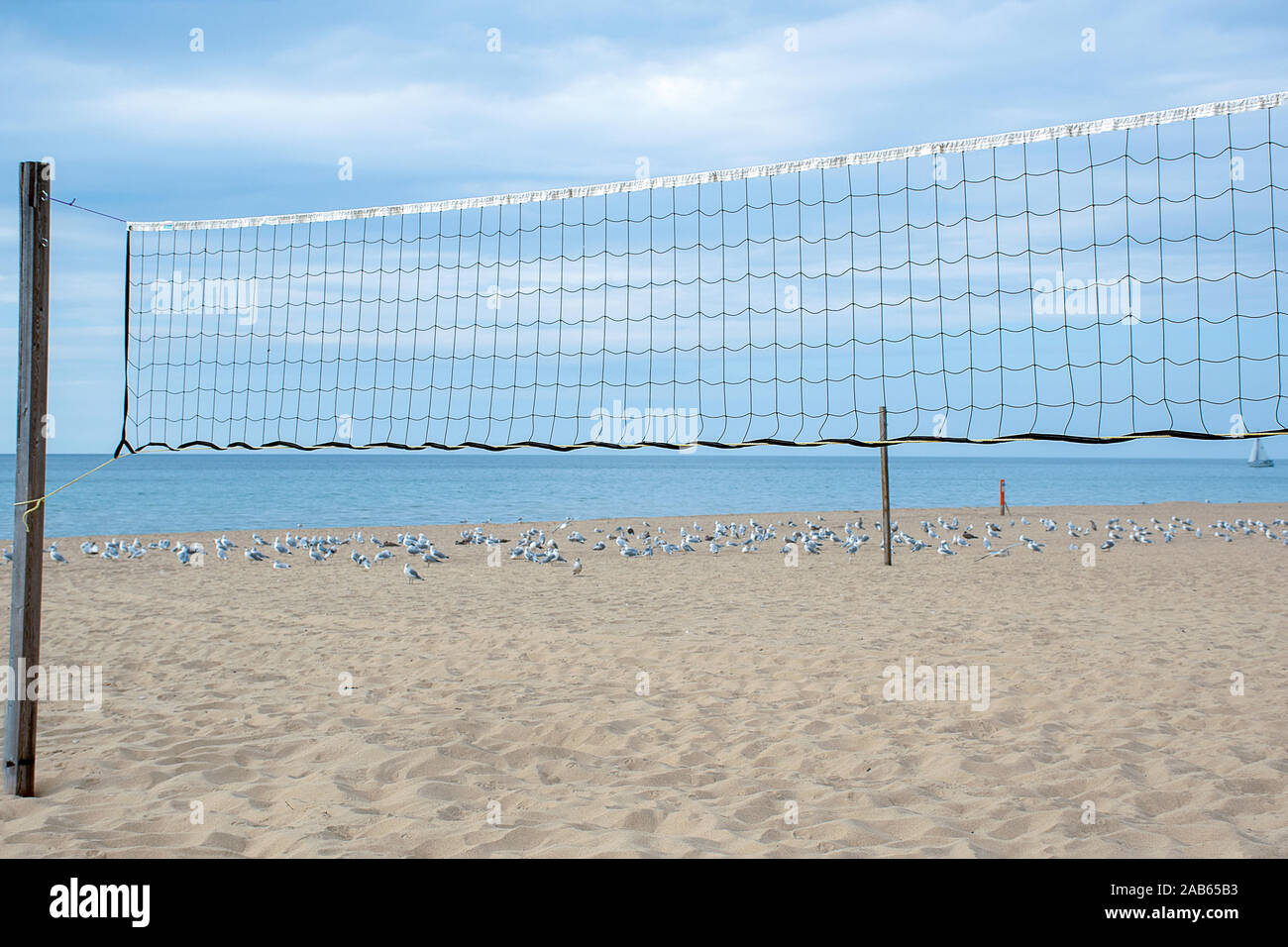 Filet de volley-ball et de Raphael sur la plage du lac Michigan vacant avec l'arrière-plan Banque D'Images