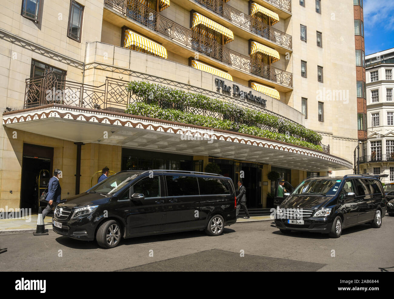 Londres, ANGLETERRE - Juin 2018 : transport de personnes à l'extérieur de l'avant du le Dorchester Hotel sur Park Lane, dans le centre de Londres Banque D'Images