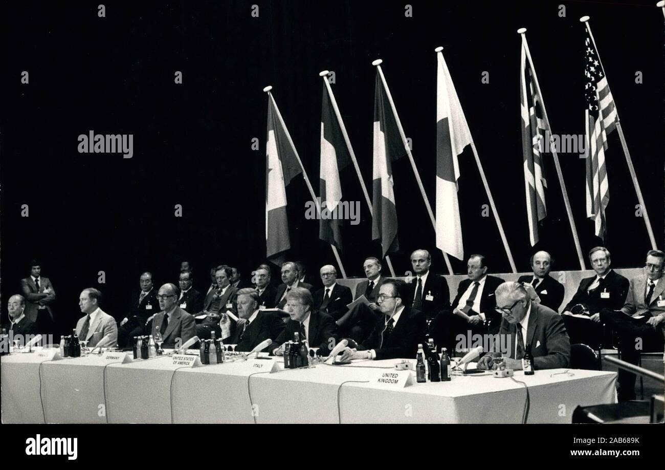 Juillet 17, 1978 - Bonn, Allemagne de l'Ouest - La photo a été prise lors d'une conférence de presse pour la 4ème réunion au sommet économique du G7. De gauche à droite : Takeo Fukuda, Premier Ministre japonais, PIERRE ELLIOTT TRUDEAU, Premier Ministre canadien, Giscard d'ESTAING, le chancelier Helmut Schmidt, le président Jimmy Carter, Premier Ministre italien Giulio Andreotti, et le Premier ministre britannique James Callaghan. (Crédit Image : © Keystone Press Agency/Keystone USA par ZUMAPRESS.com) Banque D'Images