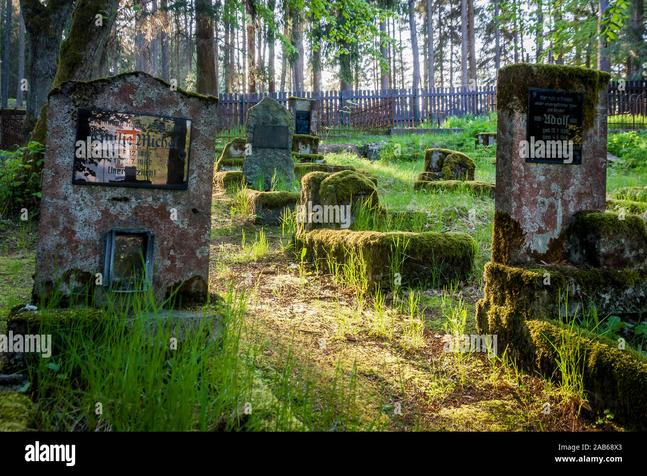 Les pierres tombales d'un vieux cimetière oublié Banque D'Images