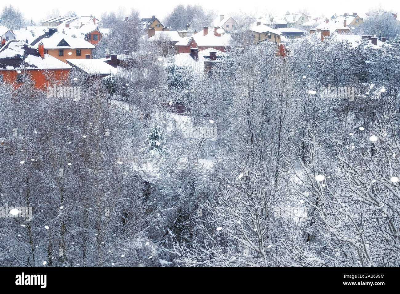 Des villes d'hiver, les arbres, le gel. Neige sur la Scandinavie. Dans l'air beaucoup de flocons sont aux commandes. Neige de décembre. Banque D'Images
