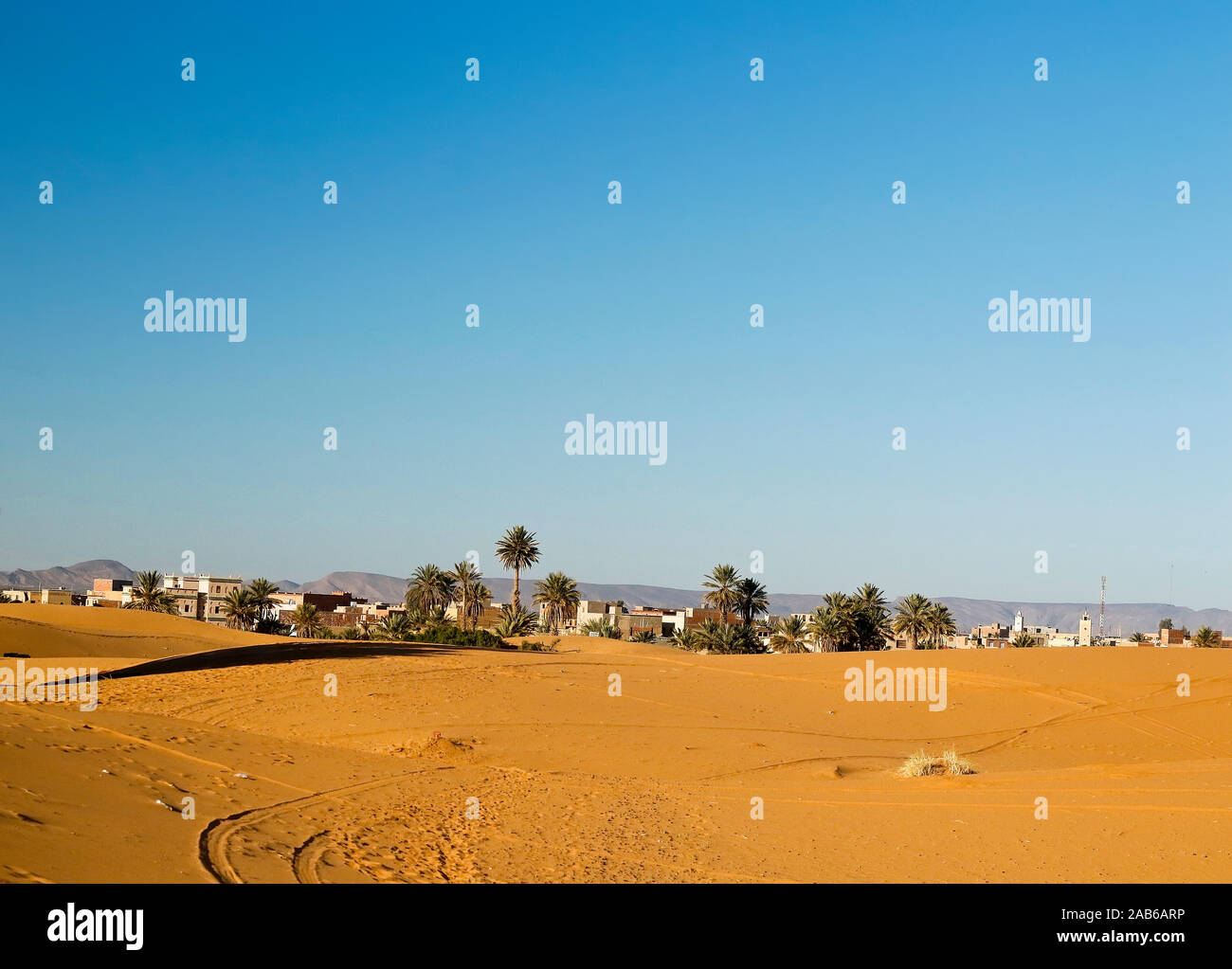 Merzouga village au désert du Sahara, Maroc Banque D'Images