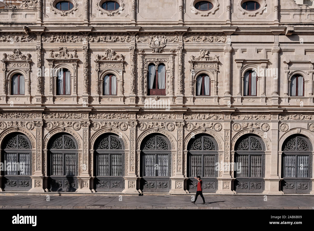 Randonnée pédestre par un bâtiment historique de sevilha Banque D'Images