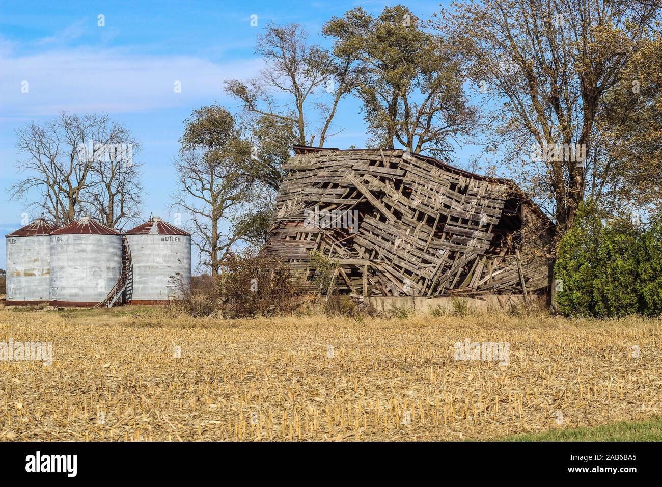 Un vieux hangar qui a été abandonnée et 3 silos à grain près de Hoopeston, Illinois, États-Unis Banque D'Images