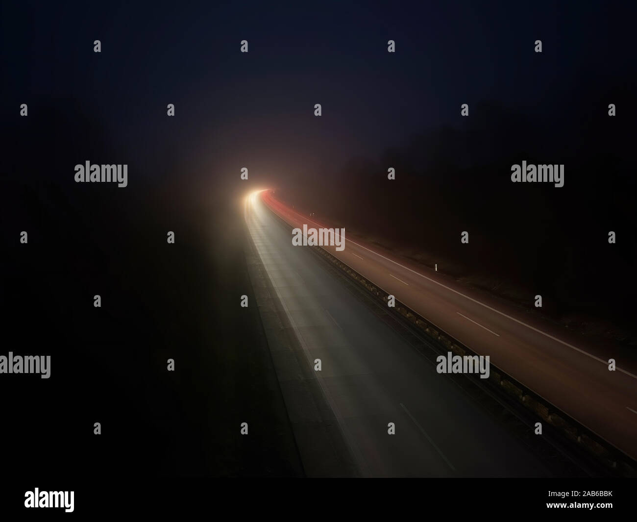 Autoroute allemande dans la nuit avec des lumières de voiture lumineux Banque D'Images