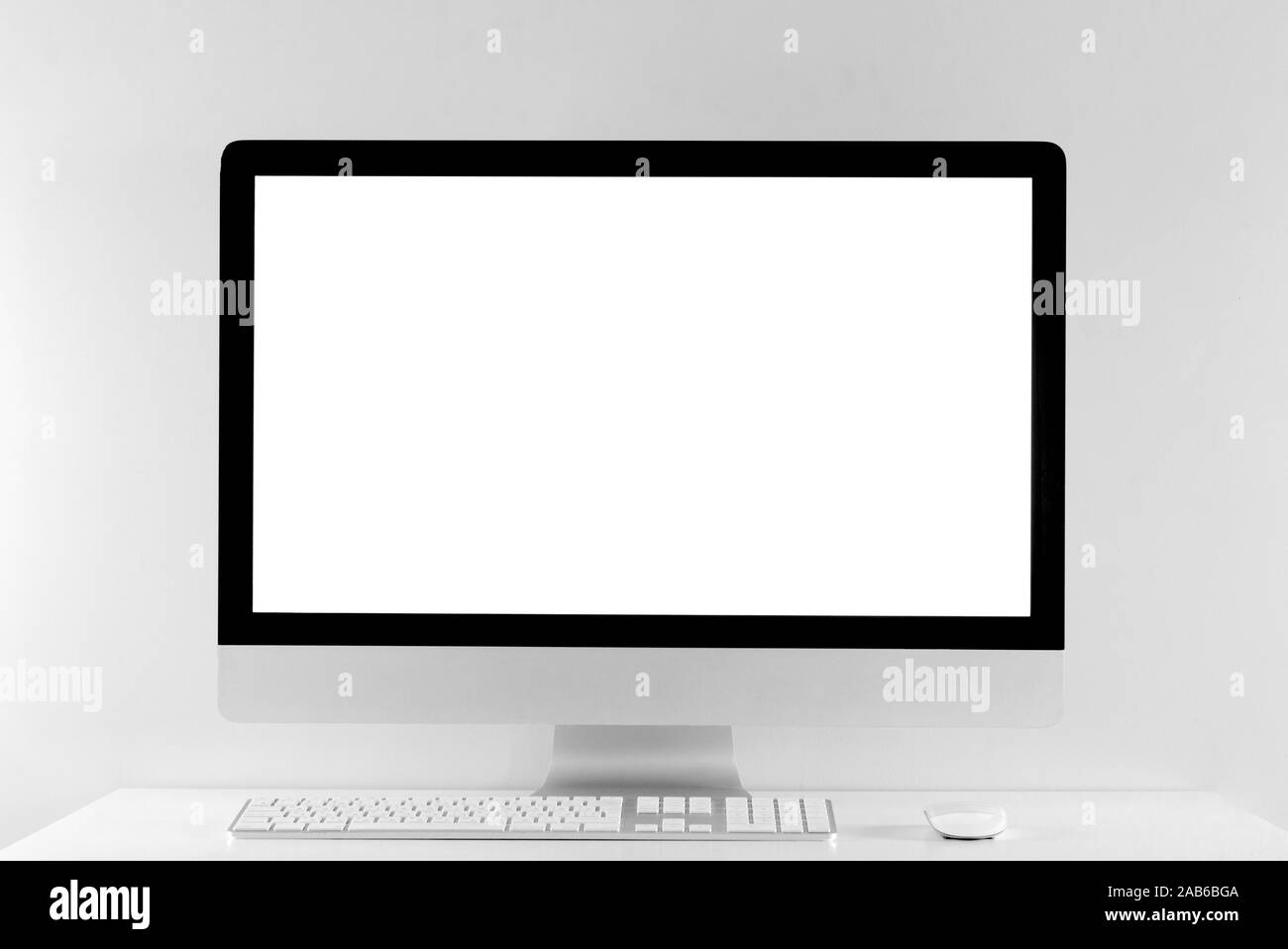 Ordinateur dans un bureau isolé dans le tableau avec un écran blanc Banque D'Images