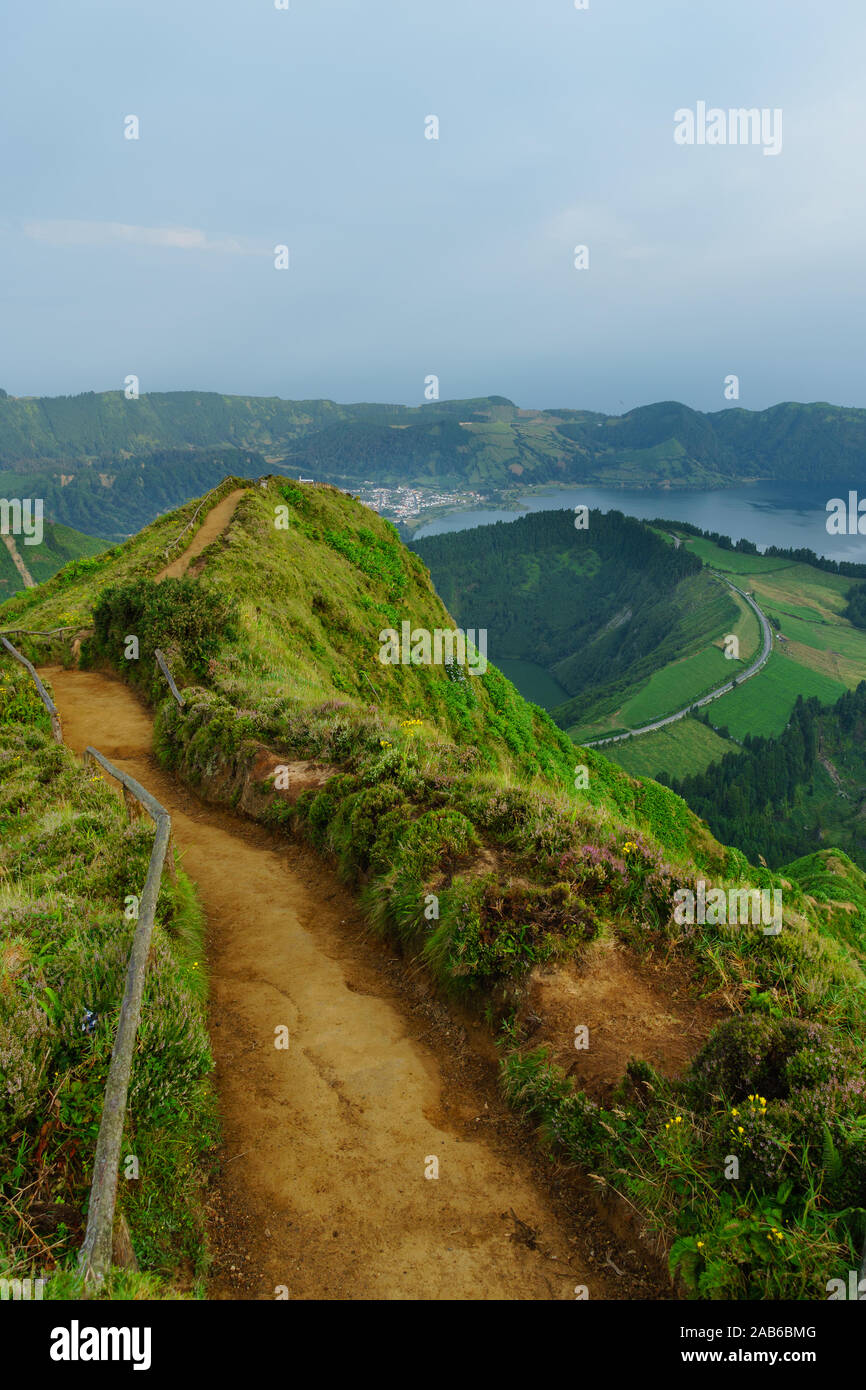 Vue panoramique du paysage naturel, dans les Açores, l'île merveilleuse du Portugal. Beaux lagons des cratères volcaniques et de champs. Attra touristiques Banque D'Images