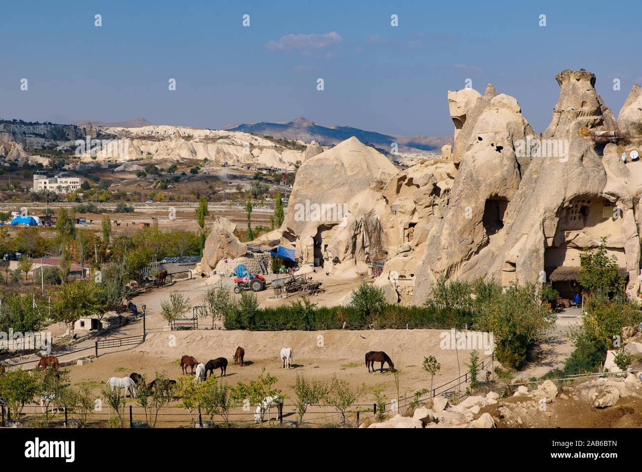 Ferme entourée de maisons troglodytes creusées dans la pierre à Göreme, Cappadoce, Turquie Banque D'Images