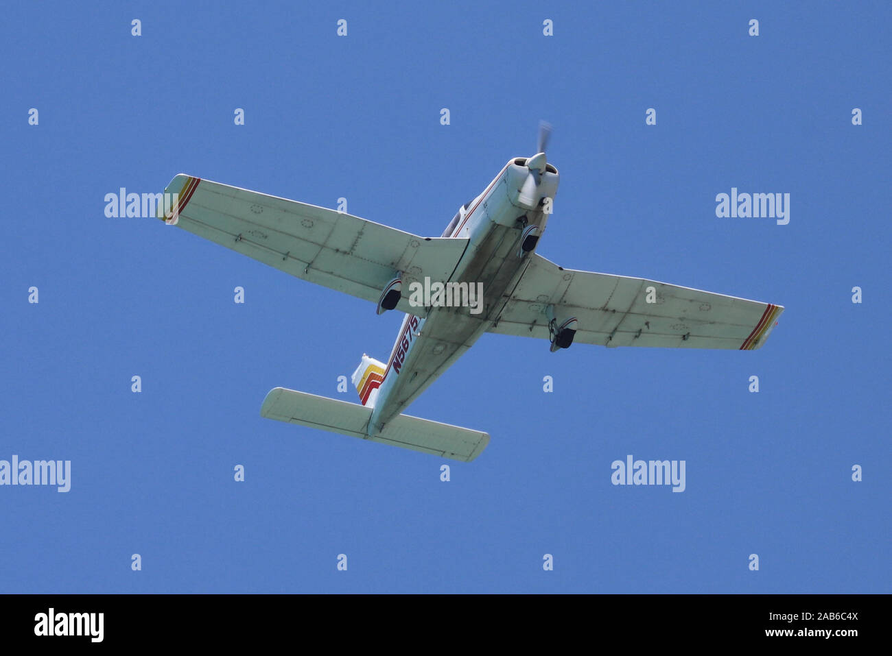 PIPER PA-28-151 un seul avion léger bimoteur N56751 volant au-dessus, avec un fond de ciel bleu. Banque D'Images