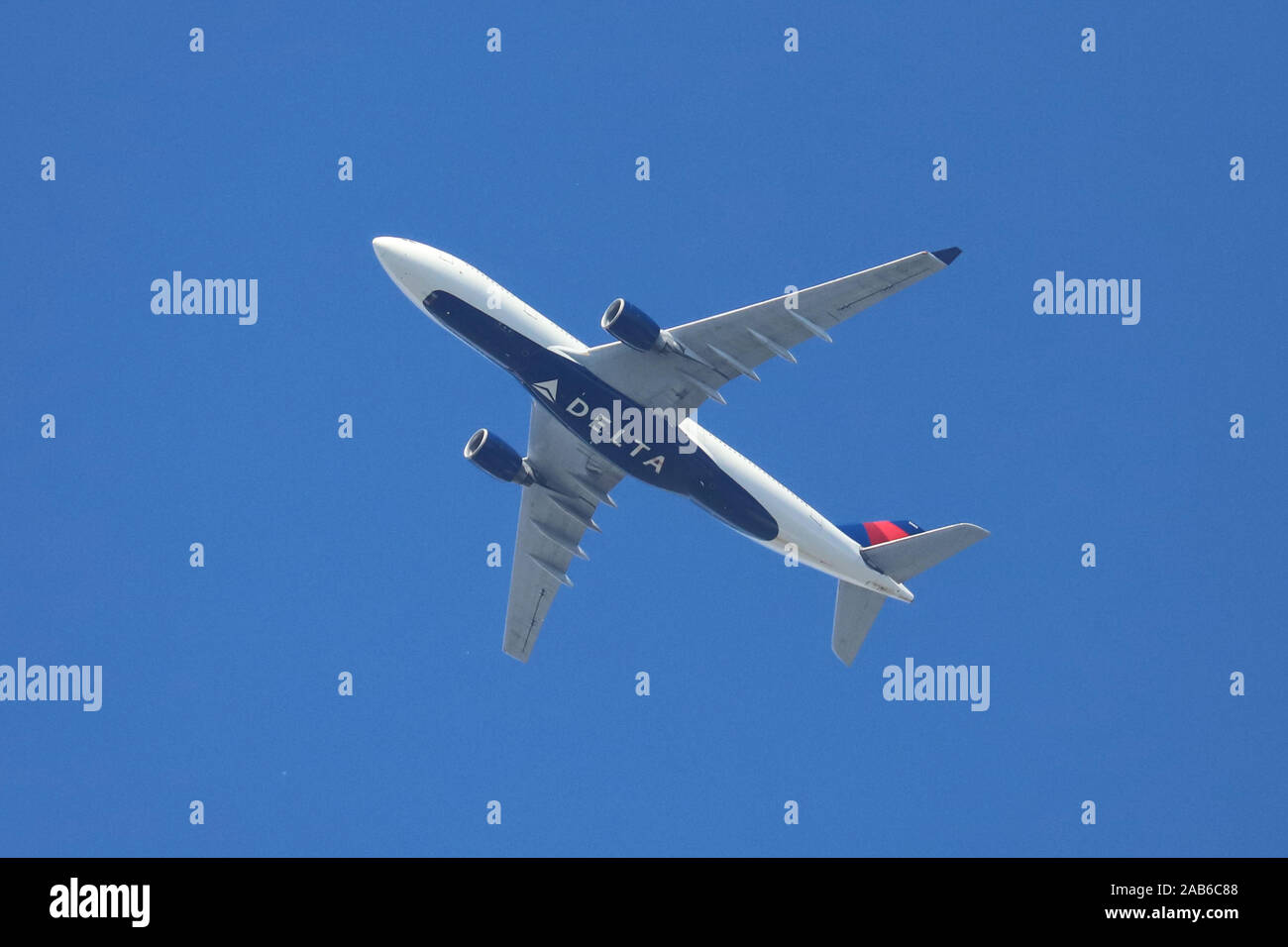 Delta Air Lines Boeing 767 avions à réaction volant au-dessus, avec un fond de ciel bleu. Banque D'Images