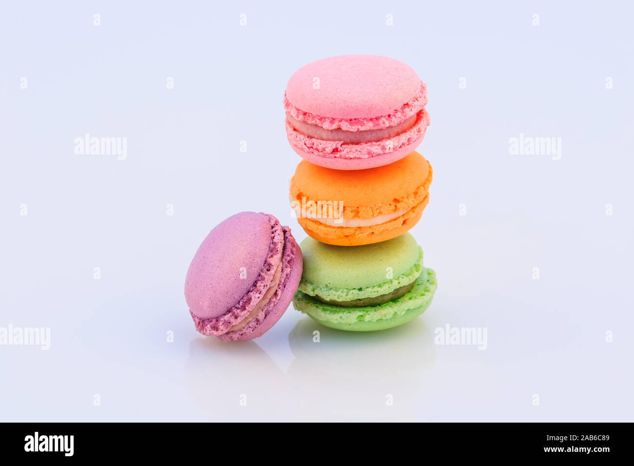 Doux et coloré ou macaron macarons français sur fond blanc, dessert. Banque D'Images