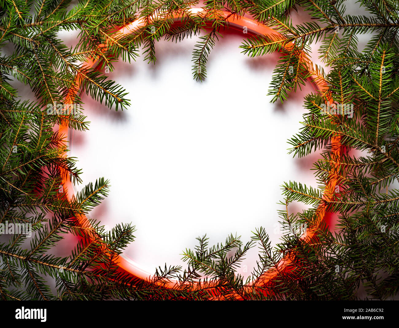 Ronde de Noël cadre fabriqué par neon et choses d'hiver sur fond blanc. Banque D'Images