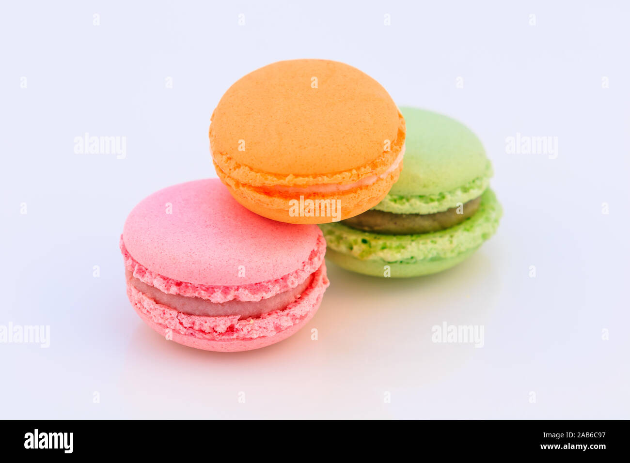 Doux et coloré ou macaron macarons français sur fond blanc, dessert. Banque D'Images