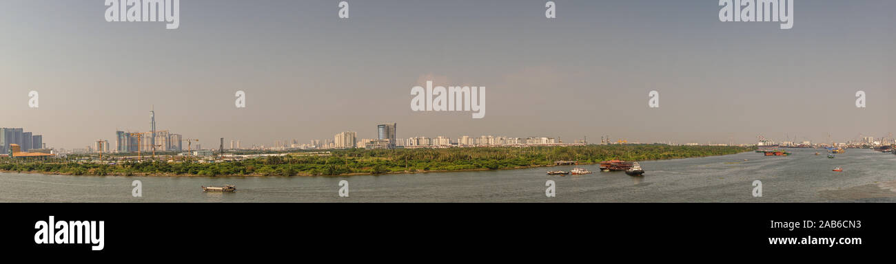 Ho Chi Minh Ville, Vietnam - 13 mars 2019 : soirée panorama tourné sur Chanson fleuve Sai Gon sur les nouvelles pièces de la ville avec ses gratte-ciel de l'Offic Banque D'Images