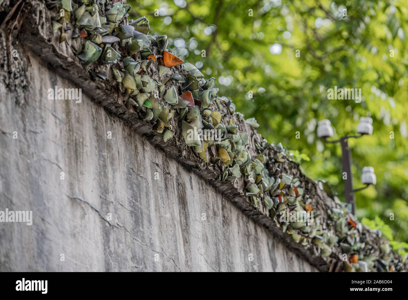 Bouteilles de verre brisées sont bloqué sur le haut d'un mur pour empêcher les détenus s'échappant de la prison politique de l'hôtel Hanoi au Vietnam Banque D'Images