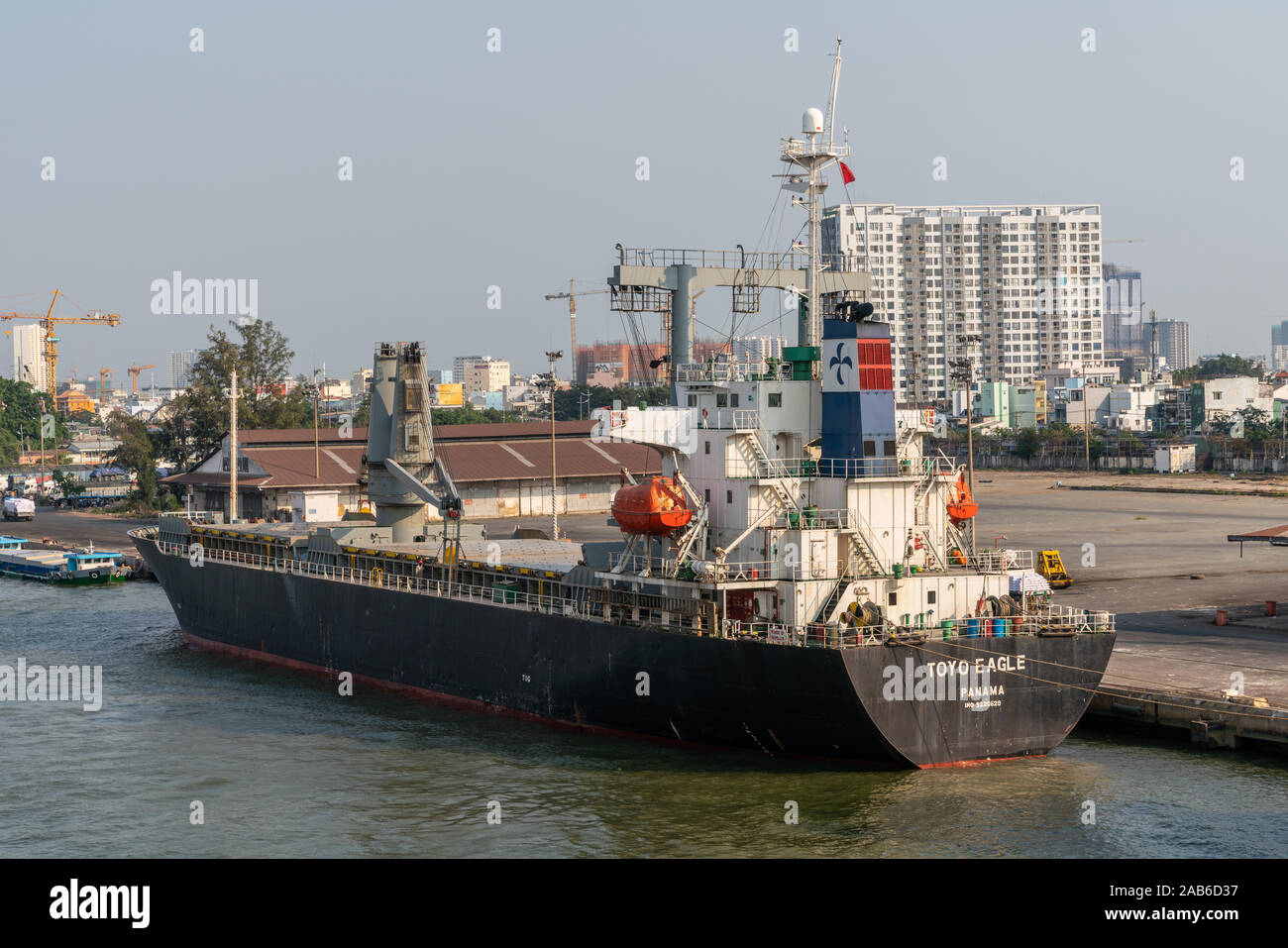 Ho Chi Minh Ville, Vietnam - 13 mars 2019 - Centre-ville de port sur Chanson fleuve Sai Gon au coucher du soleil. Eagle Toyo cargo général avec ses propres grues est sittin Banque D'Images