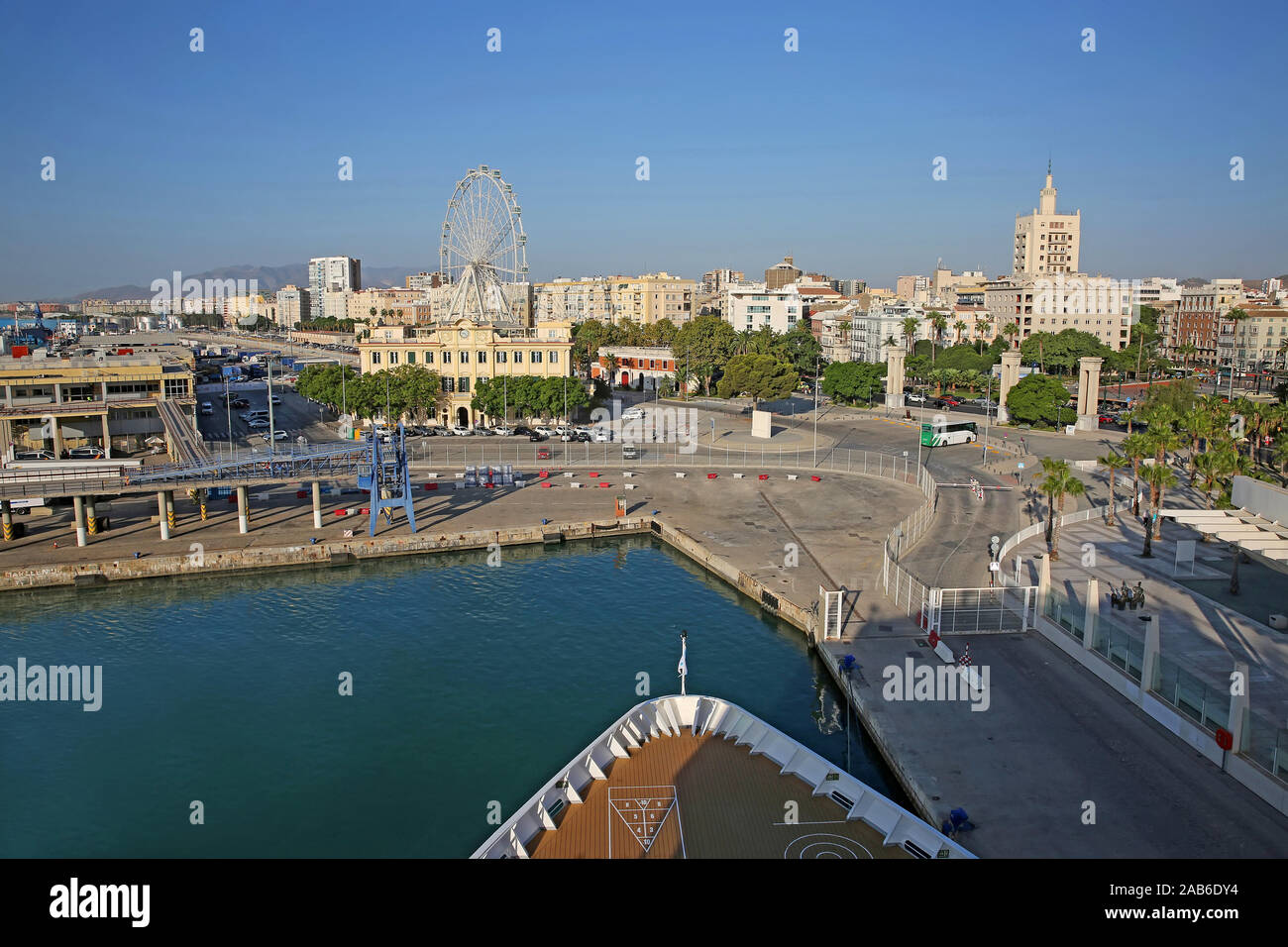 Le Port de Malaga, avec la proue d'un navire de croisière amarré et le et les toits de la ville au centre-ville derrière elle, l'Andalousie, Sud de l'Espagne. Banque D'Images