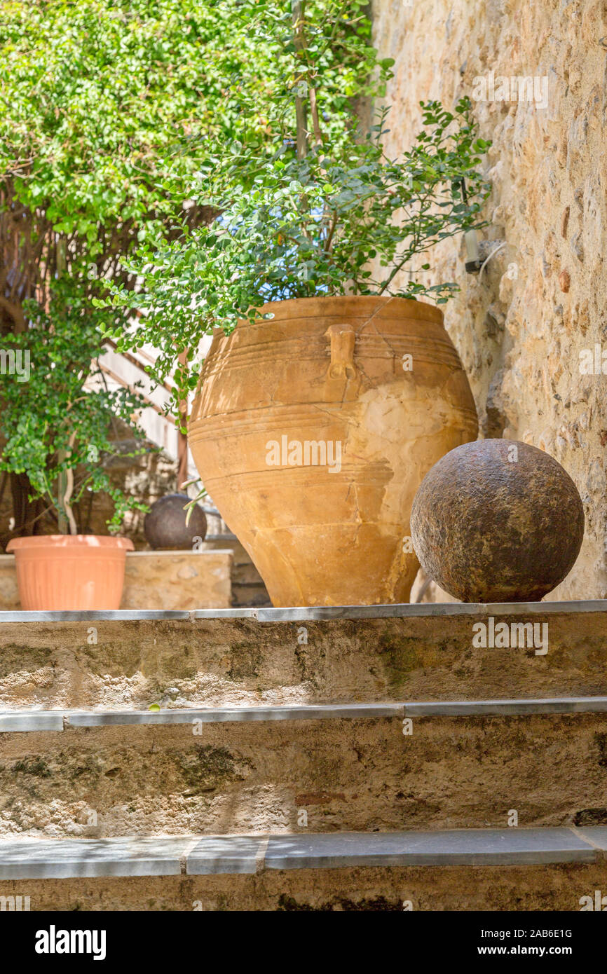 Les plantes en pots sur les marches de pierre dans la ville antique de Monemvasia, Grèce Banque D'Images