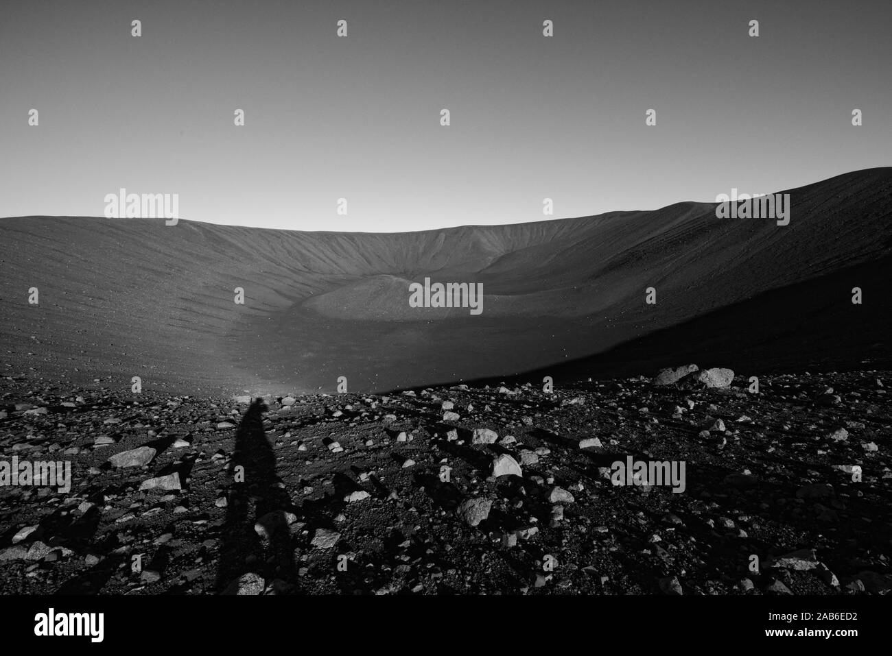 Cratère Hverfjall près du lac Myvatn en Islande, l'un des plus grands cratères volcaniques dans le monde avec un diamètre de près de 800m au dessus. Banque D'Images