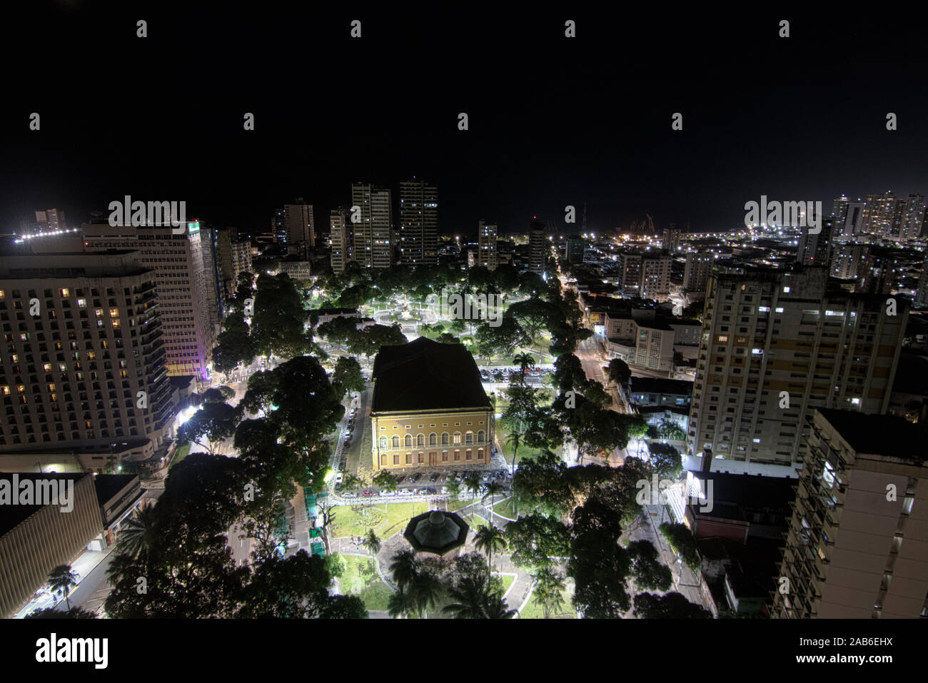 Antenne et Vue de nuit sur la place de la République à Belém do Pará, mettant en relief la gloriette, Théâtre de la paix et de tunnel flexible.Sites de la ville urban Banque D'Images