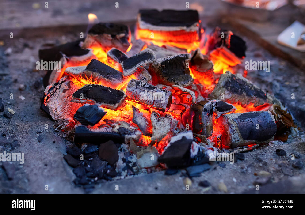 La combustion du charbon. Close up of red hot coals brillait dans la cuisinière. Banque D'Images