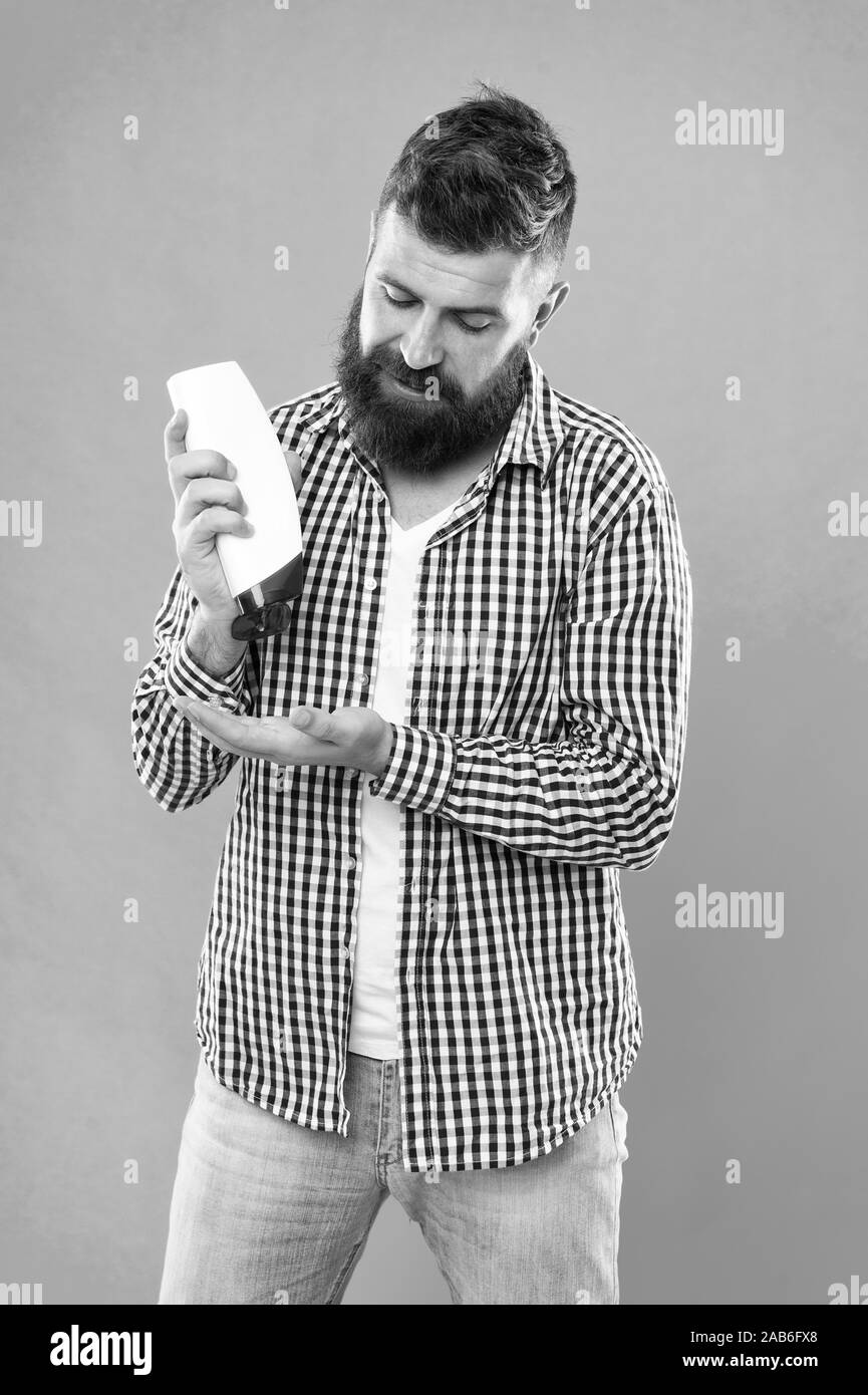 Soins capillaires. Shampoing pour usage quotidien. Lotion pour la peau. Shampoing et après que vous choisissez peut faire toute la différence dans les cheveux commençant juste à racines. Cosmétiques soins du corps bain douche. Bouteille de shampoing en attente de l'homme. Banque D'Images Soins capillaires. Shampoing pour usage quotidien. Lotion pour la peau. Shampoing et après que vous choisissez peut faire toute la différence dans les cheveux commençant juste à racines. Cosmétiques soins du corps bain douche. Bouteille de shampoing en attente de l'homme. Banque D'Images