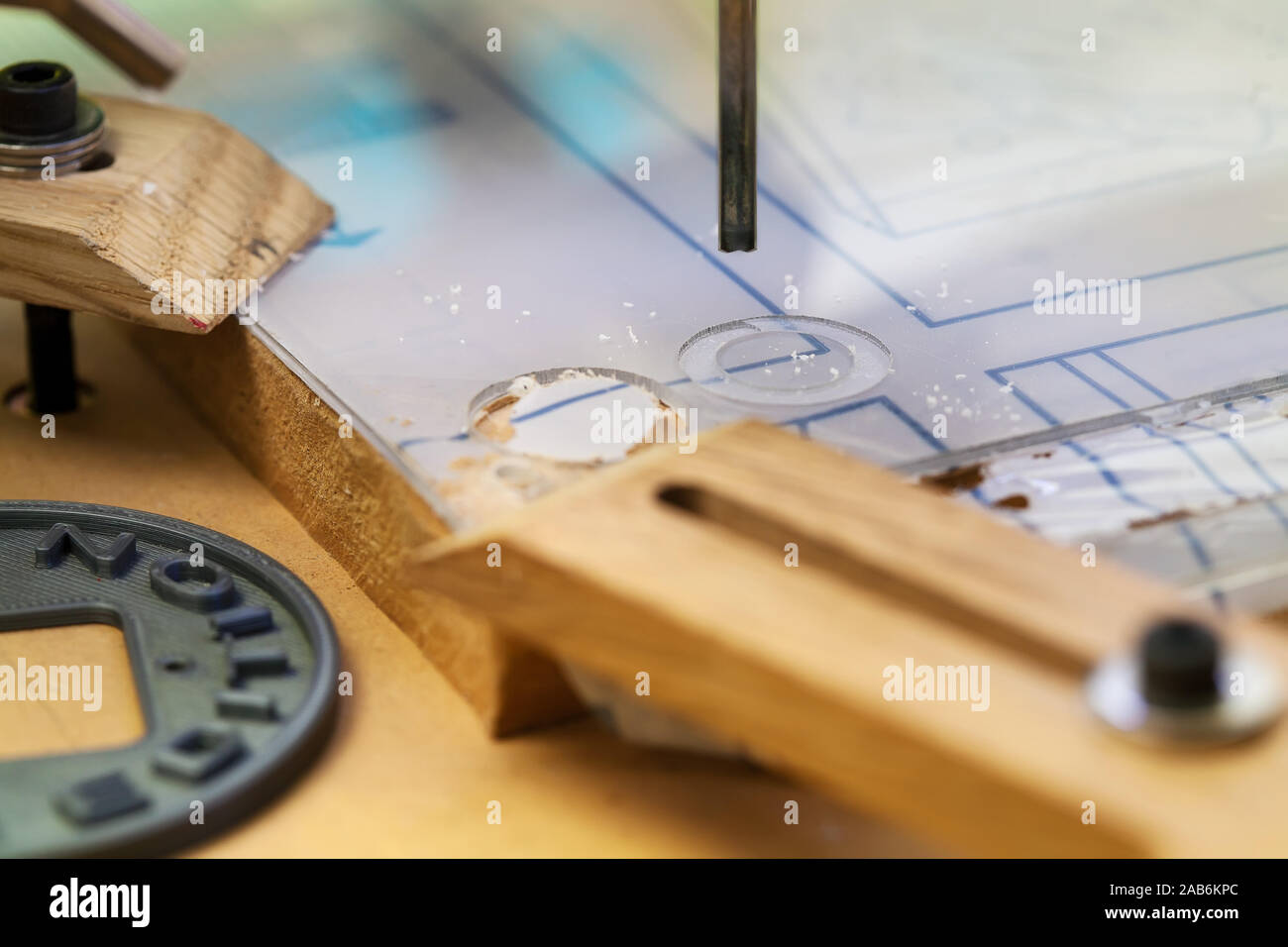 Une machine CNC de bureau avec fin moulin, découper des formes circulaires à partir d'une feuille d'acrylique. Banque D'Images