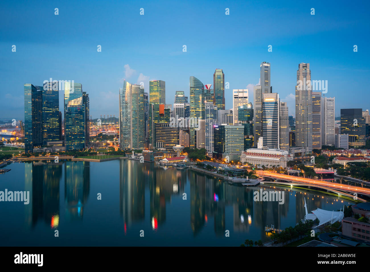 Panorama du quartier des affaires de Singapour et toits de gratte-ciel au crépuscule nuit à Marina Bay, Singapour. Le tourisme asiatique moderne, la vie en ville, ou busines Banque D'Images
