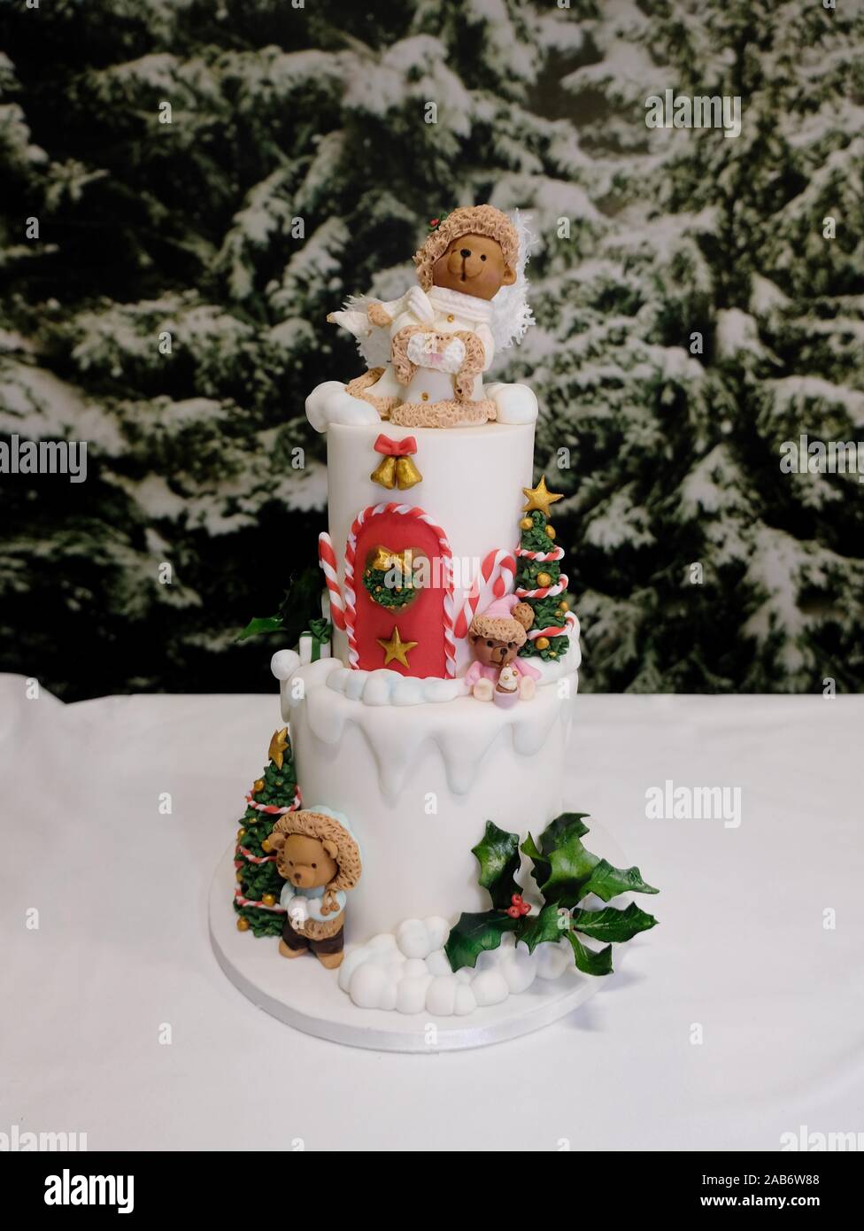 Le gâteau de Noël, parrainé par Kitchenaid à l'Ideal Home Show 2019 de Noël. Les concurrents ont impressionné les juges avec leur sugarcraft. Banque D'Images