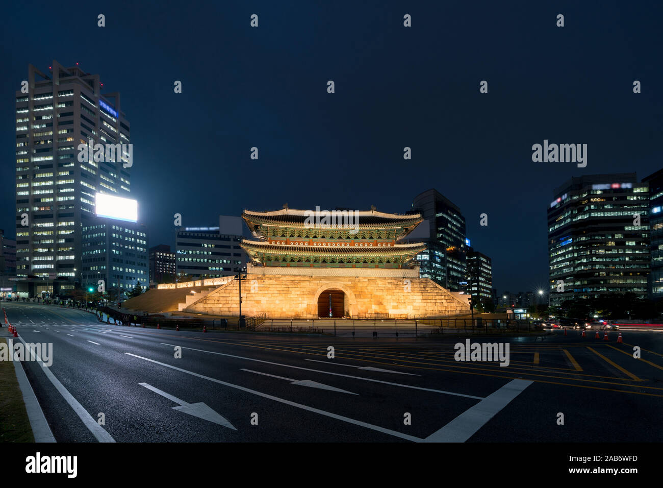 La porte Namdaemun à Séoul business district salon vue sur l'horizon à partir de la rue la nuit à Séoul, Corée du Sud. Le tourisme asiatique, ville moderne, de la vie ou de l'entreprise f Banque D'Images