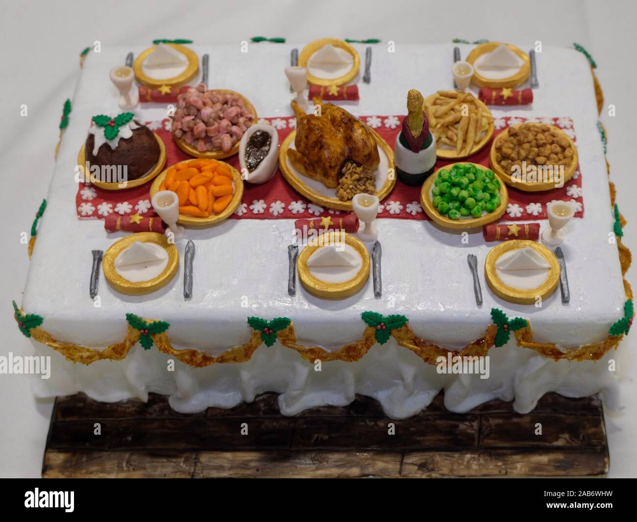 Le concours de gâteau de Noël au salon idéal de la maison de Noël 2019. Ici, un concurrent a créé une table complète avec un dîner de Noël. Banque D'Images