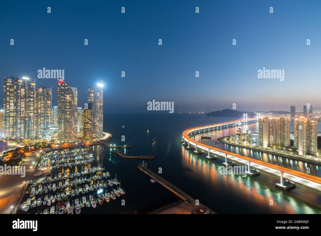 La ville de Busan dans le quartier des affaires de Haeundae vue sur l'horizon de la nuit sur le toit à Busan, Corée du Sud. Le tourisme asiatique moderne, la vie en ville, ou b Banque D'Images