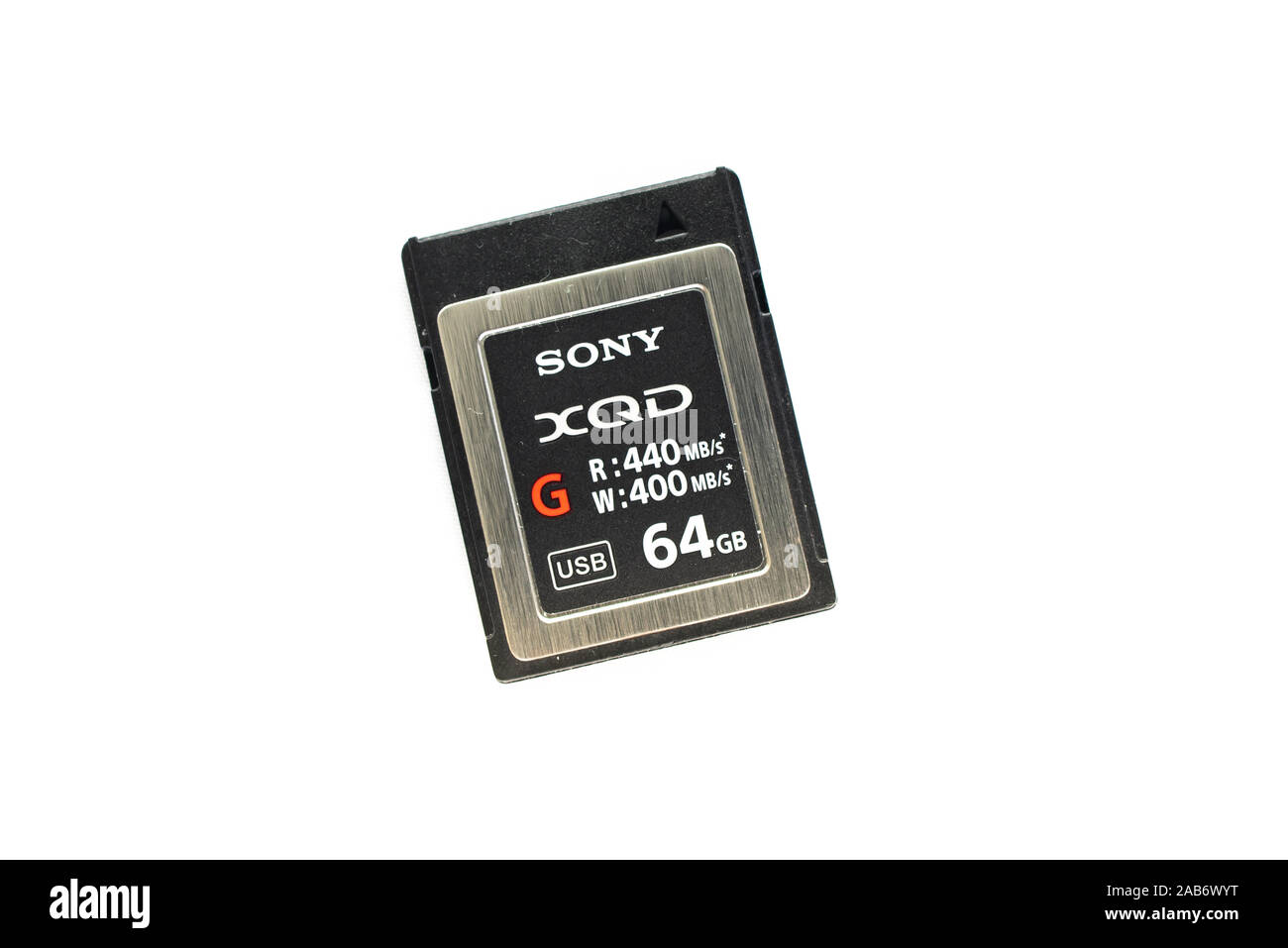 Gros plan d'une image d'un Sony 64 Go carte mémoire XQD isolé sur un fond blanc. Banque D'Images