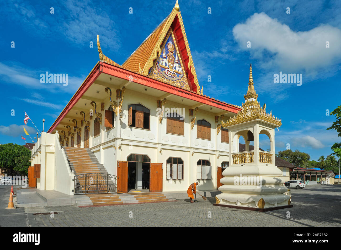 Un bâtiment abritant des moines et un clocher sur le terrain de Wat Mongkon Nimit (Wat Phuttha Mongkon), ville de Phuket, Phuket, Thaïlande Banque D'Images