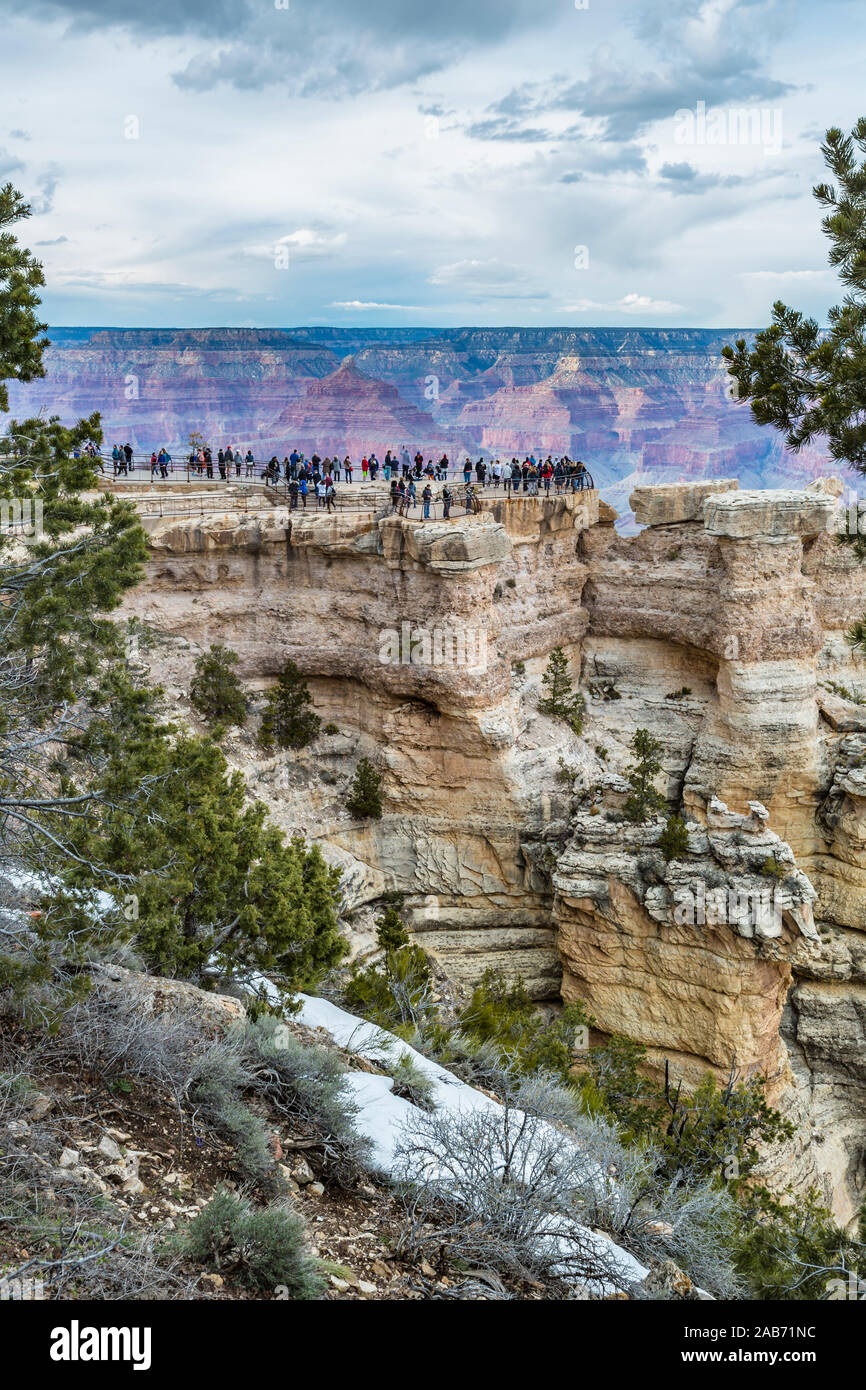 De nombreux touristes à un belvédère au Grand Canyon dans l'Arizona du nord Banque D'Images