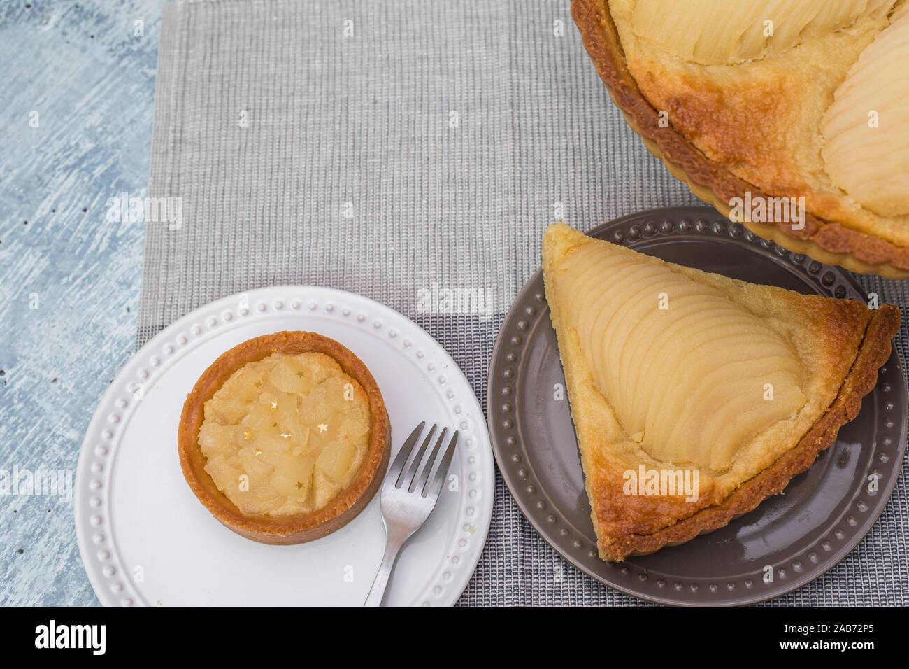 Delicieux Gateau Tarte Aux Poires Pochees Au Four Connu Sous Le Nom De Tarte Bourdaloue Une Tasse De Cafe Latte C Est Une Recette Populaire Francais Qui Prend Le Nom De Photo Stock