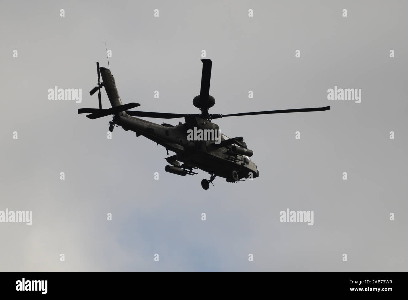 L'ARMÉE AMÉRICAINE UN AH-67 Apache à partir de la 3e Brigade d'aviation de combat, 3e Division d'infanterie, arrive sur la base aérienne de Chièvres, Belgique, le 17 octobre 2019. La Base Aérienne de Chièvres a servi comme une zone d'étape intermédiaire avant la 3e Brigade d'aviation de combat déployés dans les endroits à travers l'Europe en faveur de la résolution de l'Atlantique. (U.S. Vidéo de l'armée par Visual Spécialiste de l'information Pascal Demeuldre) Banque D'Images