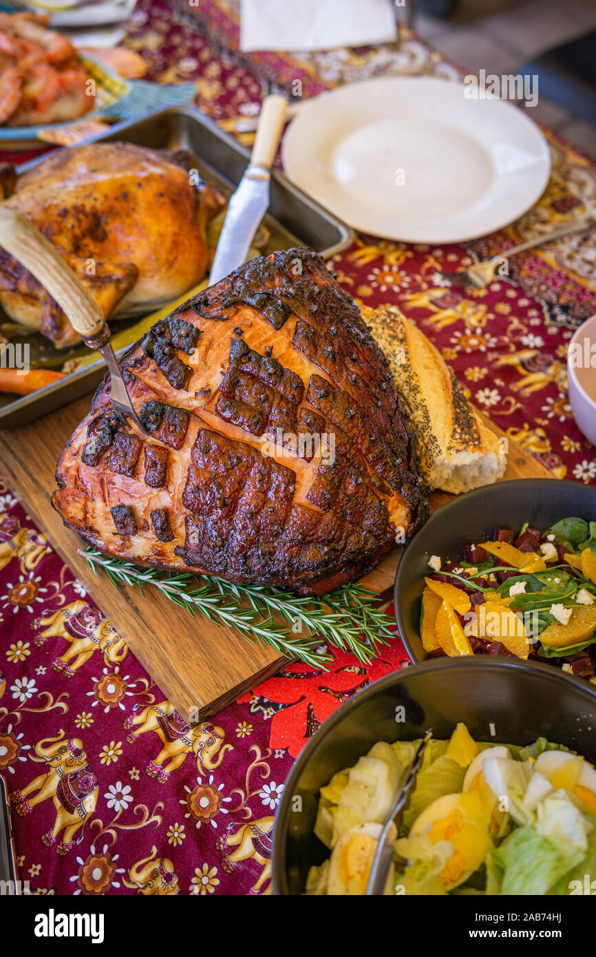 Table de dîner de Noël australien moderne jambon glacé avec crevette, poulet rôti et des salades. Banque D'Images