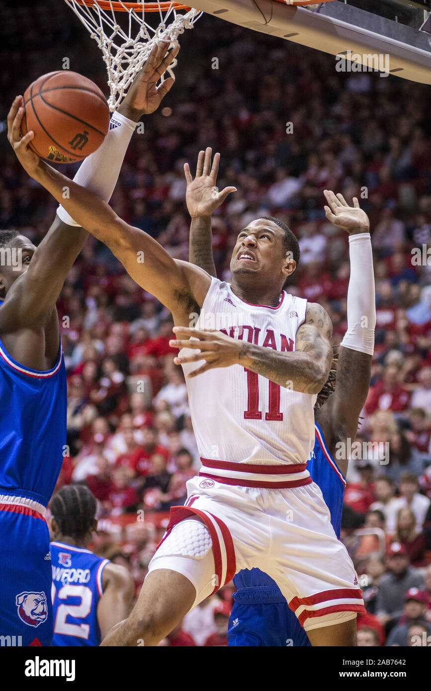 Bloomington, Indiana, USA. 25Th Nov, 2019. Indiana Hoosiers guard DEVONTE VERT (11) shoots autour d'une paire de défenseurs des Bulldogs de Louisiana Tech au premier semestre à salle de l'Assemblée. GREEN a marqué 16 points pour l'Indiana. Credit : Rodney Margison/ZUMA/Alamy Fil Live News Banque D'Images