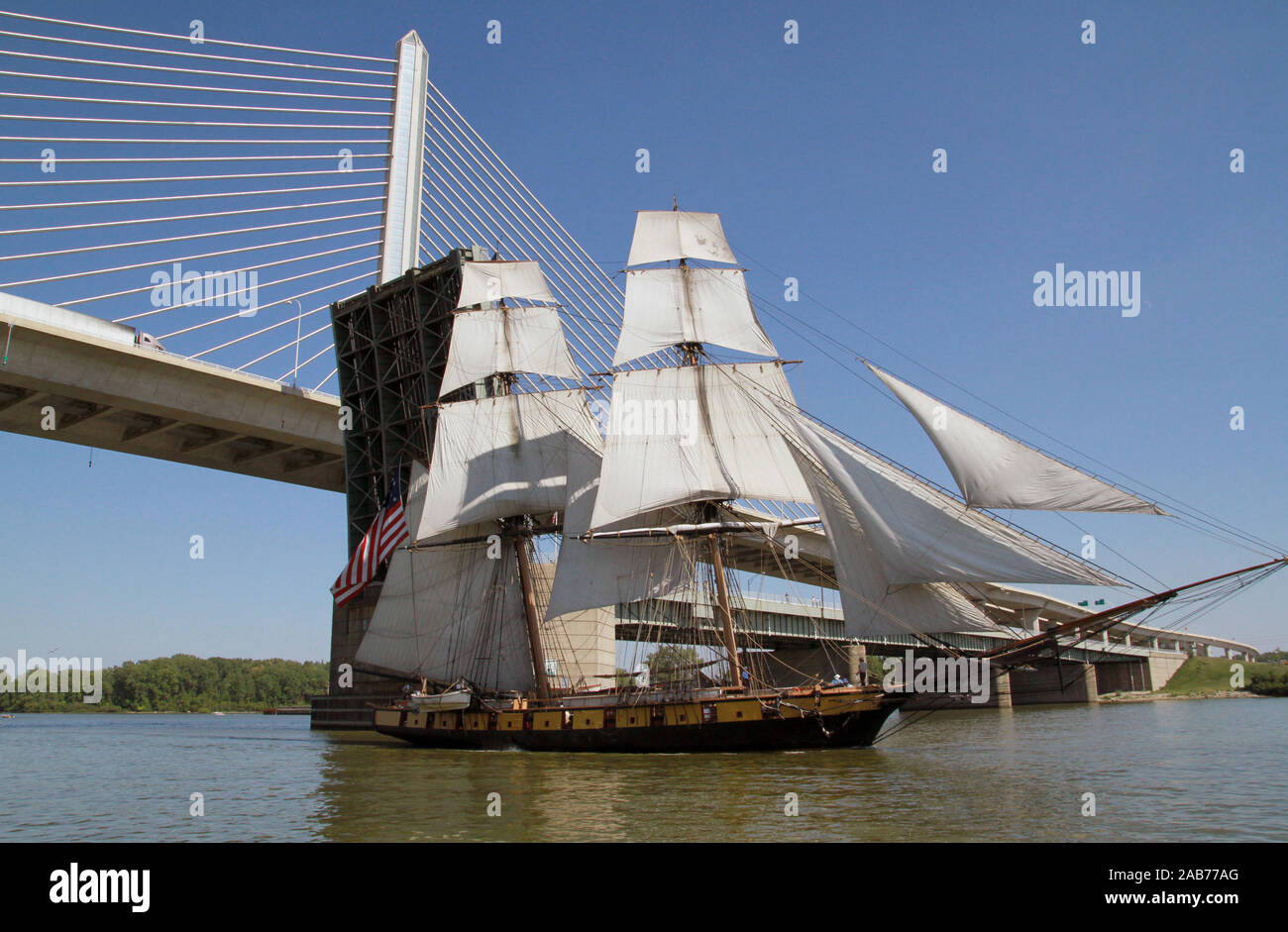 TOLEDO, Ohio (Aug. 23, 2012) l'US Brig Niagara, le phare de secours pour le commodore Oliver Hazard Perry dans la bataille du lac Érié en 1813, les transits la rivière Maumee Toledo durant la Semaine de la marine 2012. La Semaine de la Marine de Tolède est l'une des 15 manifestations prévues signature à travers l'Amérique en 2012 et coïncide avec la Marine de commémoration du bicentenaire de la guerre de 1812, un service d'hébergement des membres de la U.S. Navy, Marine Corps, la Garde côtière et de la Marine royale du Canada. Banque D'Images