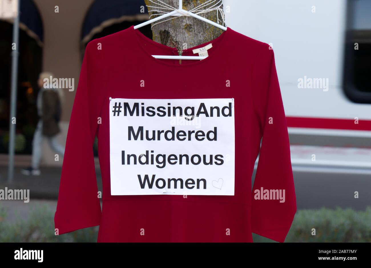 Vancouver, Canada - le 5 octobre 2019 : une robe rouge avec texte 'Missing et assassiné des femmes autochtones est suspendu à l'arbre. Banque D'Images