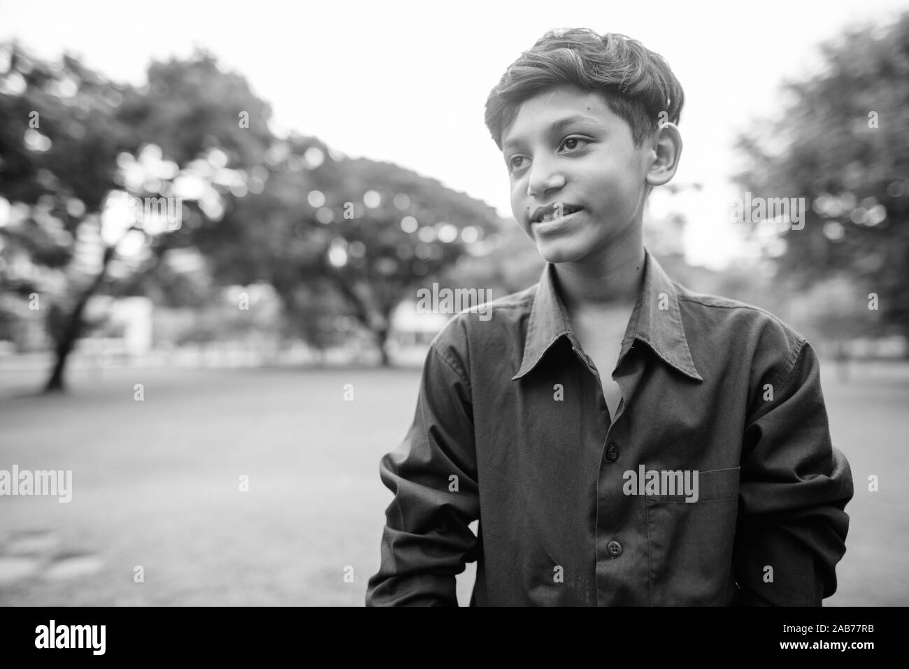 Portrait de jeune garçon indien au parc de détente Banque D'Images