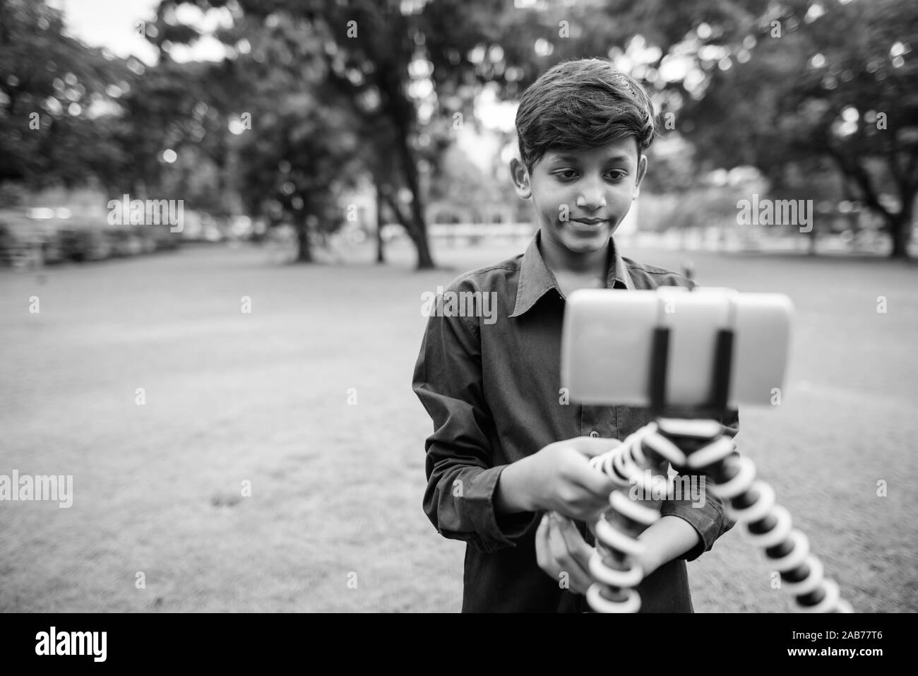 Portrait de jeune garçon indien au parc de détente Banque D'Images