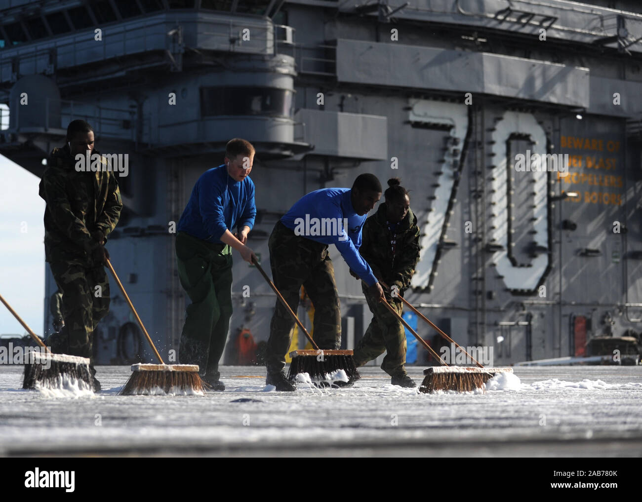 Océan Pacifique (fév. 3, 2013) marins participer à une lutte exercice lave-pont à bord du porte-avions USS Carl Vinson (CVN 70). Carl Vinson est en cours effectuer les essais en mer comme la dernière étape d'une période de six mois supplémentaires prévues disponibilité. Banque D'Images