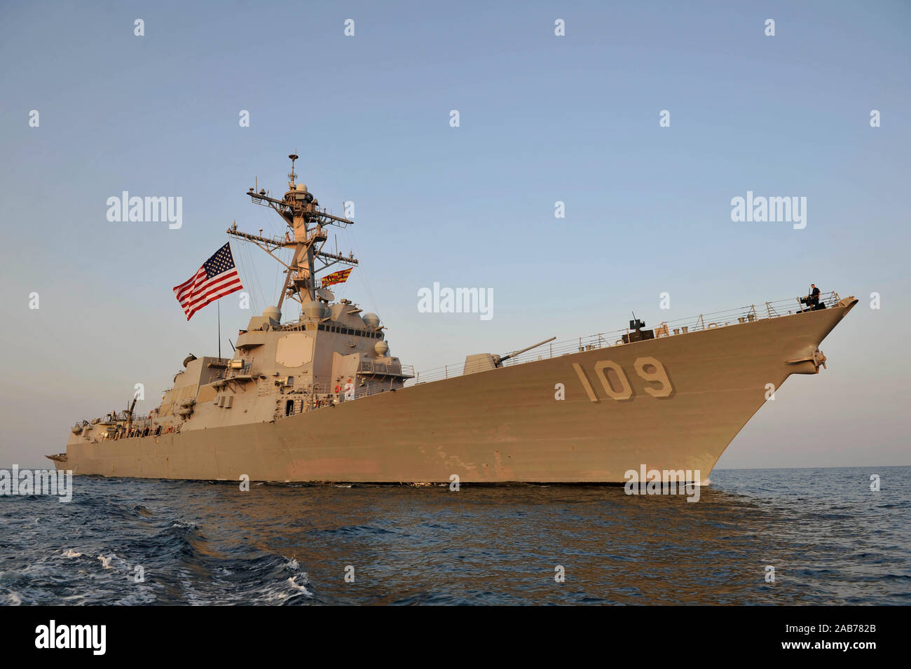 (Oct. 25, 2012) Le destroyer USS-missiles Jason Dunham (DDG 109) fonctionne dans la 5e Flotte des États-Unis zone de responsabilité. Jason Dunham est déployé sur le 5e Flotte des États-Unis zone de responsabilité des opérations de sécurité maritime, les efforts de coopération en matière de sécurité dans le théâtre et missions d'appui pour l'opération Enduring Freedom. Banque D'Images