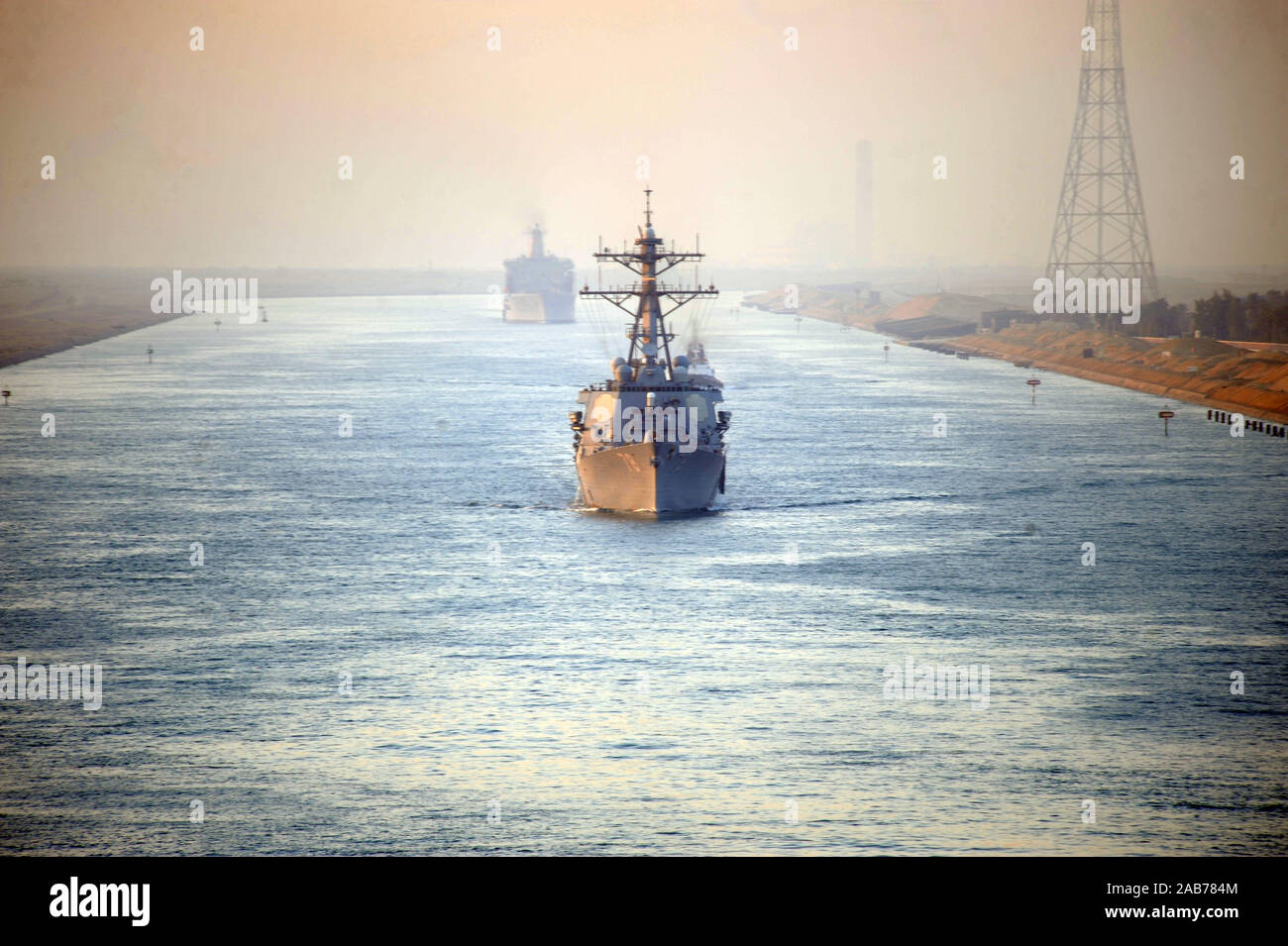 CANAL DE SUEZ (oct. 12, 2012) Le destroyer USS-missiles Porter (DDG 78) est en cours dans le canal de Suez. Banque D'Images