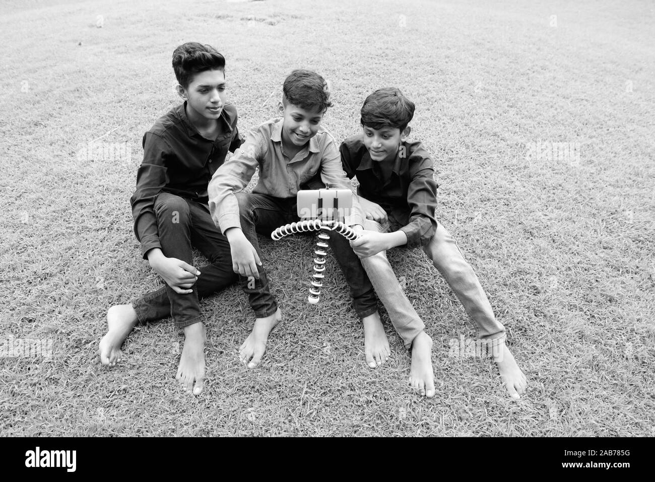 Portrait of Indian family relaxing together at the park Banque D'Images